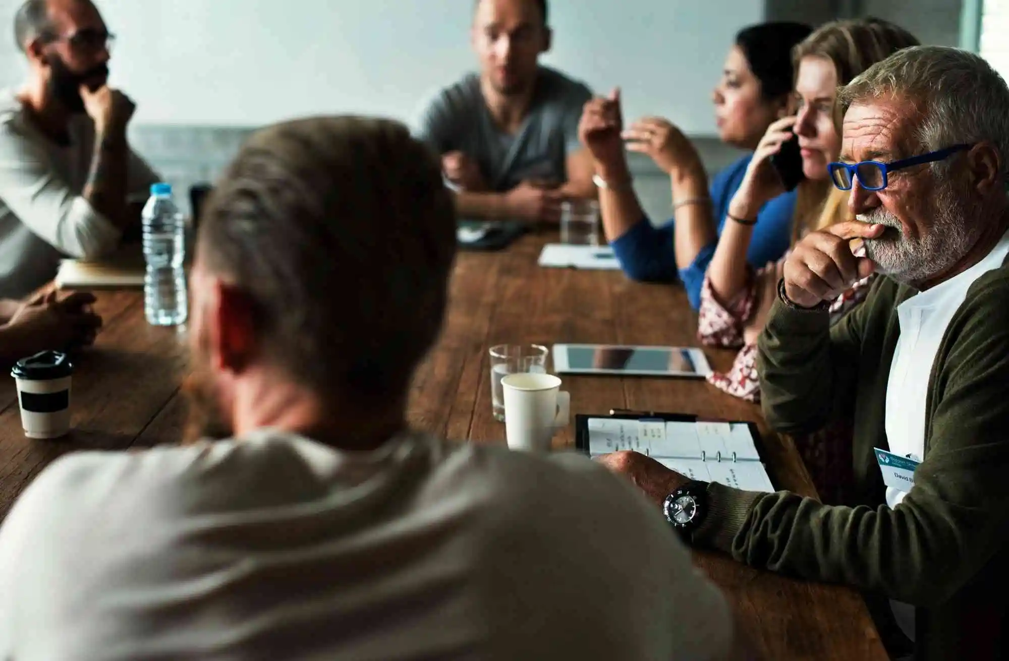 Equipa de contabilidade em reunião de trabalho com clientes, com foco em estratégias para melhoria de resultados
